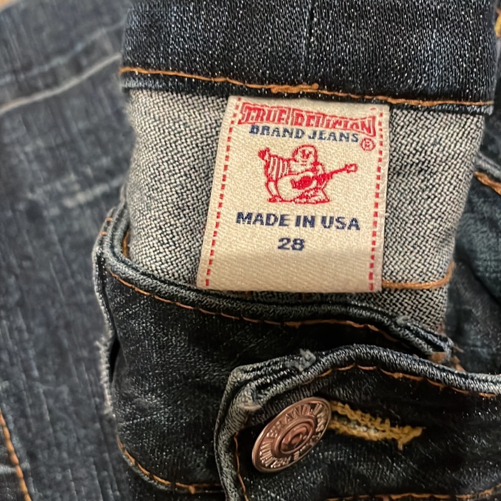 True Religion size 28 jeans. Flare out at the bottom